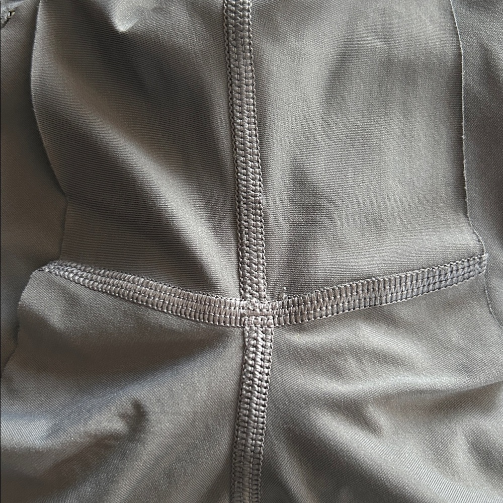 Lululemon Chase Me Short 2.5” Dark‎ Carbon Size 4 Gray - Picture 7 of 7
